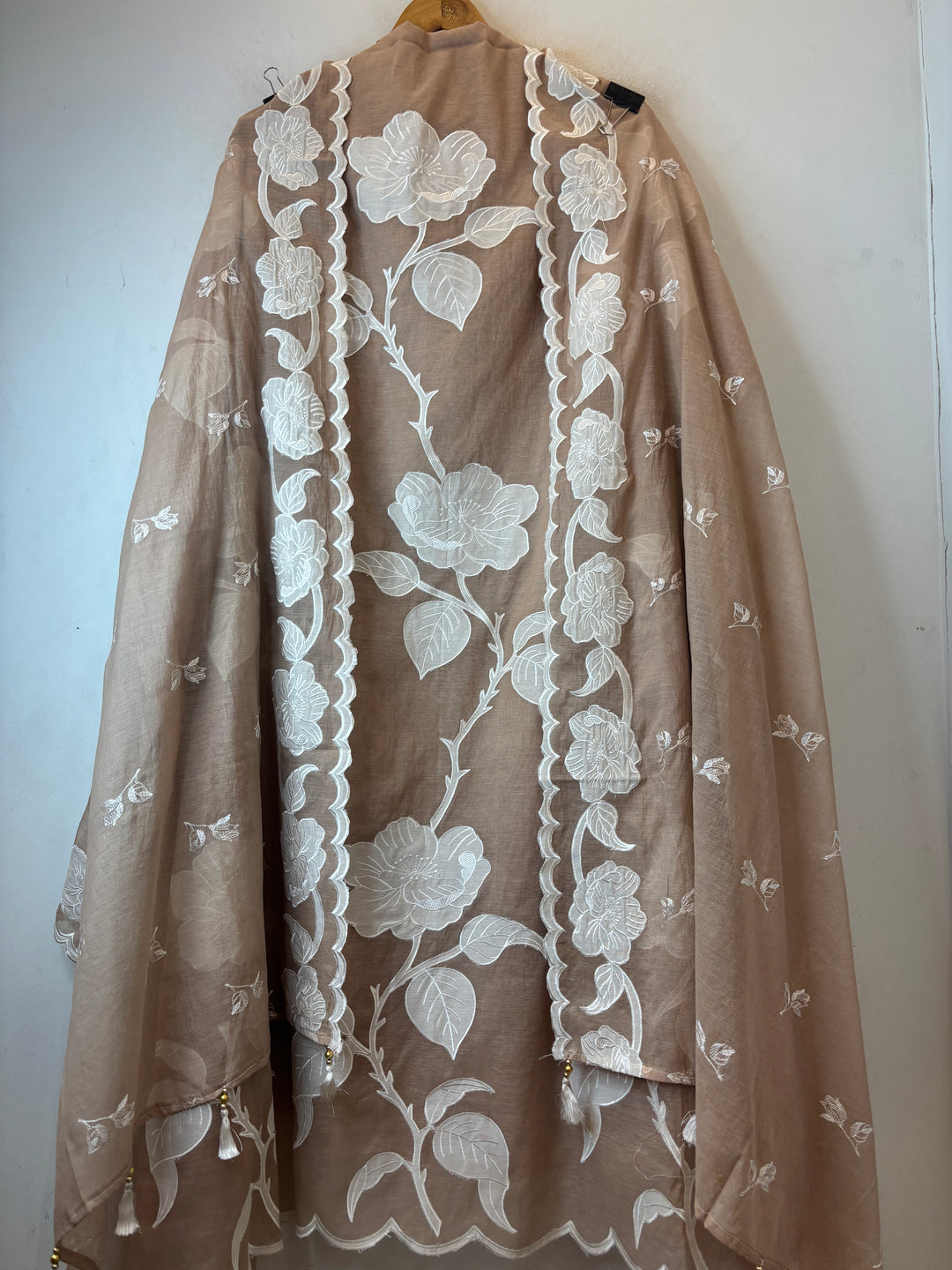 Noorika – Beige Mul Chanderi Appliqué Elegance Suit