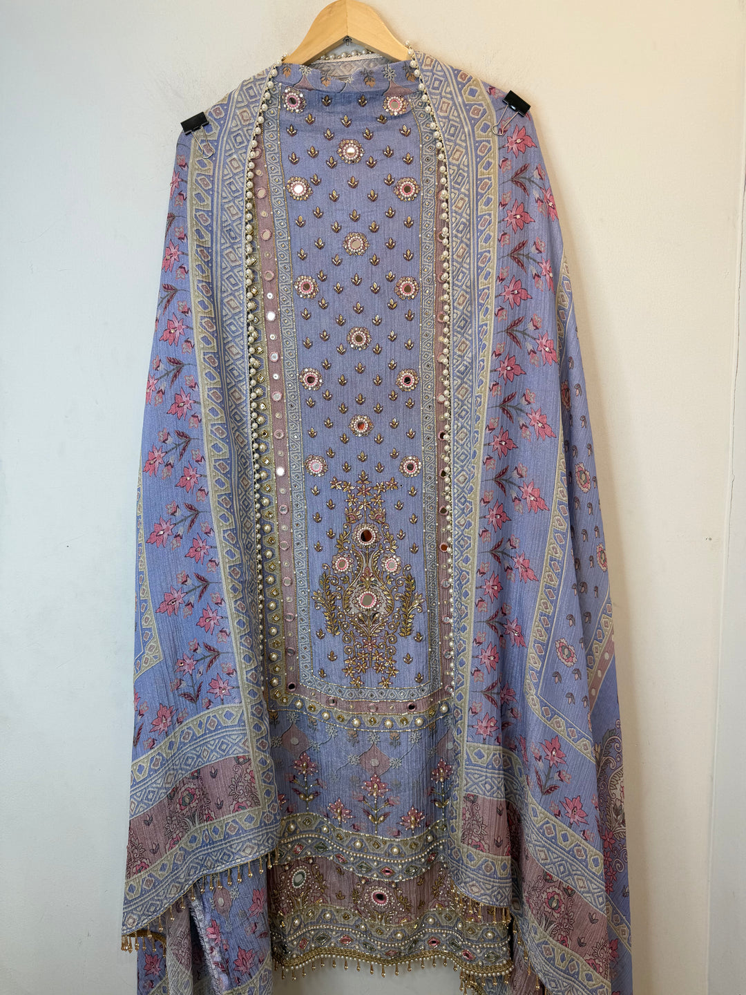 Zareva – Crushed Tissue Pearl Handwork Suit
