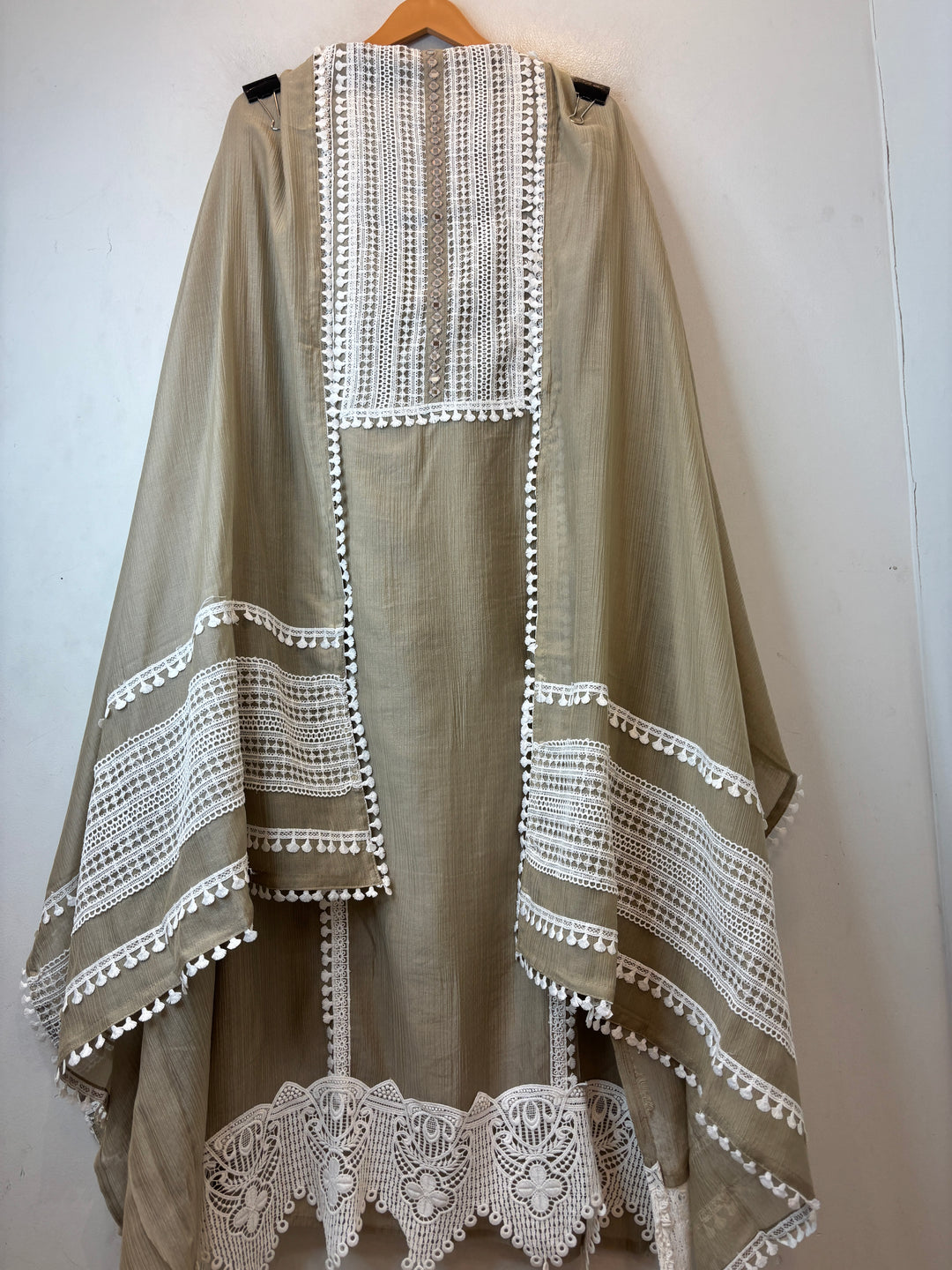 Mehrunisa – Taupe Beige Crush Mul Lace Detailed Suit