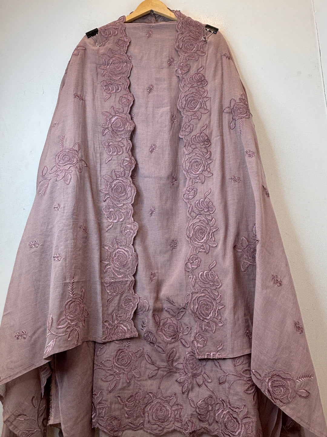 Mehrnaz – Onion Pink Mul Cotton Embroidered Suit