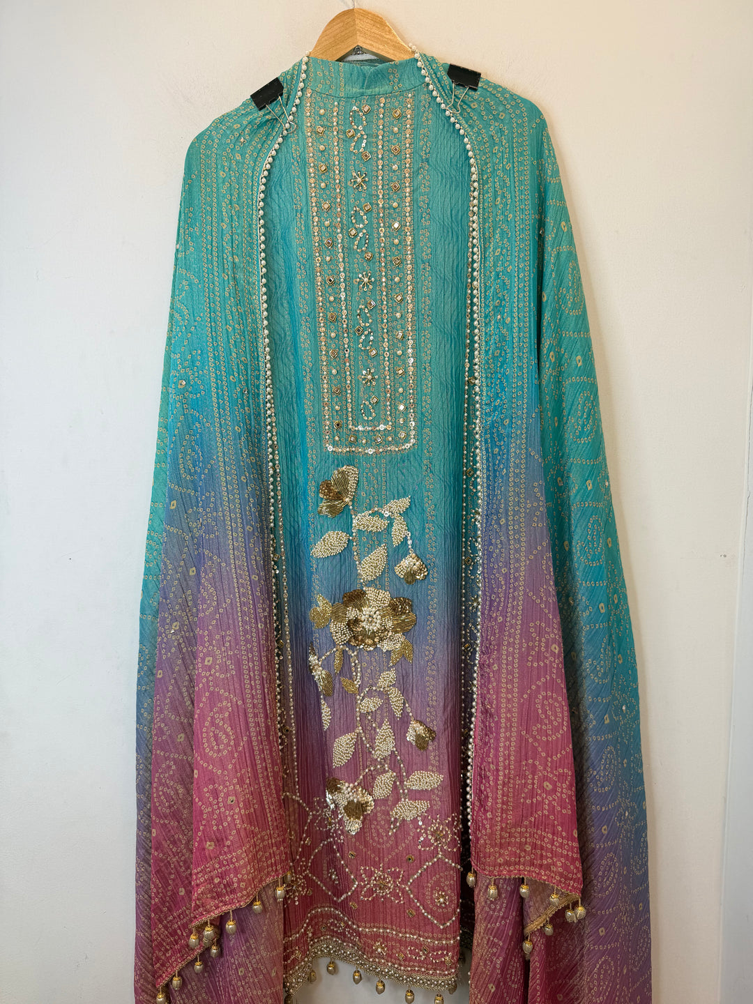Kundara – Green Crushed Tissue Kundan Handwork Suit